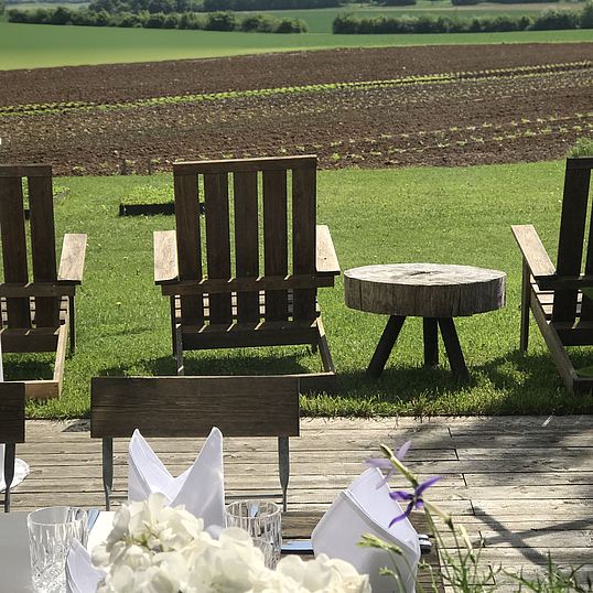 Tischdeko Hochzeit, Hochzeitsmenü, Hochzeitsplanung, Festsaal, Feiern BayernHochzeit feiern, Hochzeitslocation Neumarkt, Heiraten in der Oberpfalz, Gartenhochzeit, MEIER Hilzhofen, Brautpaar