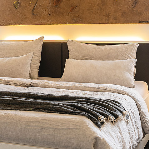 Hotelzimmer Oberpfalz, Designhotel Bayern, Übernachtung Neumarkt, Luxus Zimmer, Jura Marmor, Naturholzmöbel